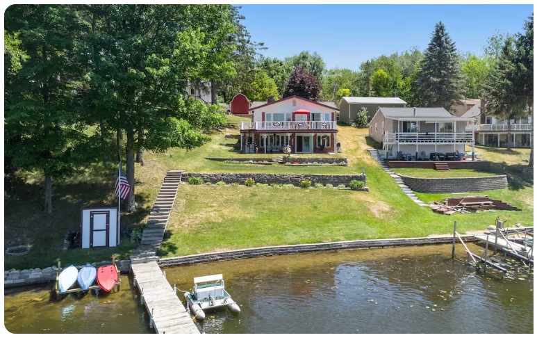 Gorgeous 3 Bedroom Lakefront Home-near Frankenmuth